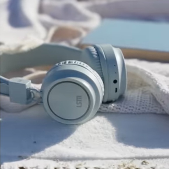 Bardot Wireless Headphones from Summer 2024 Jilly Box - Picture 2 of 4